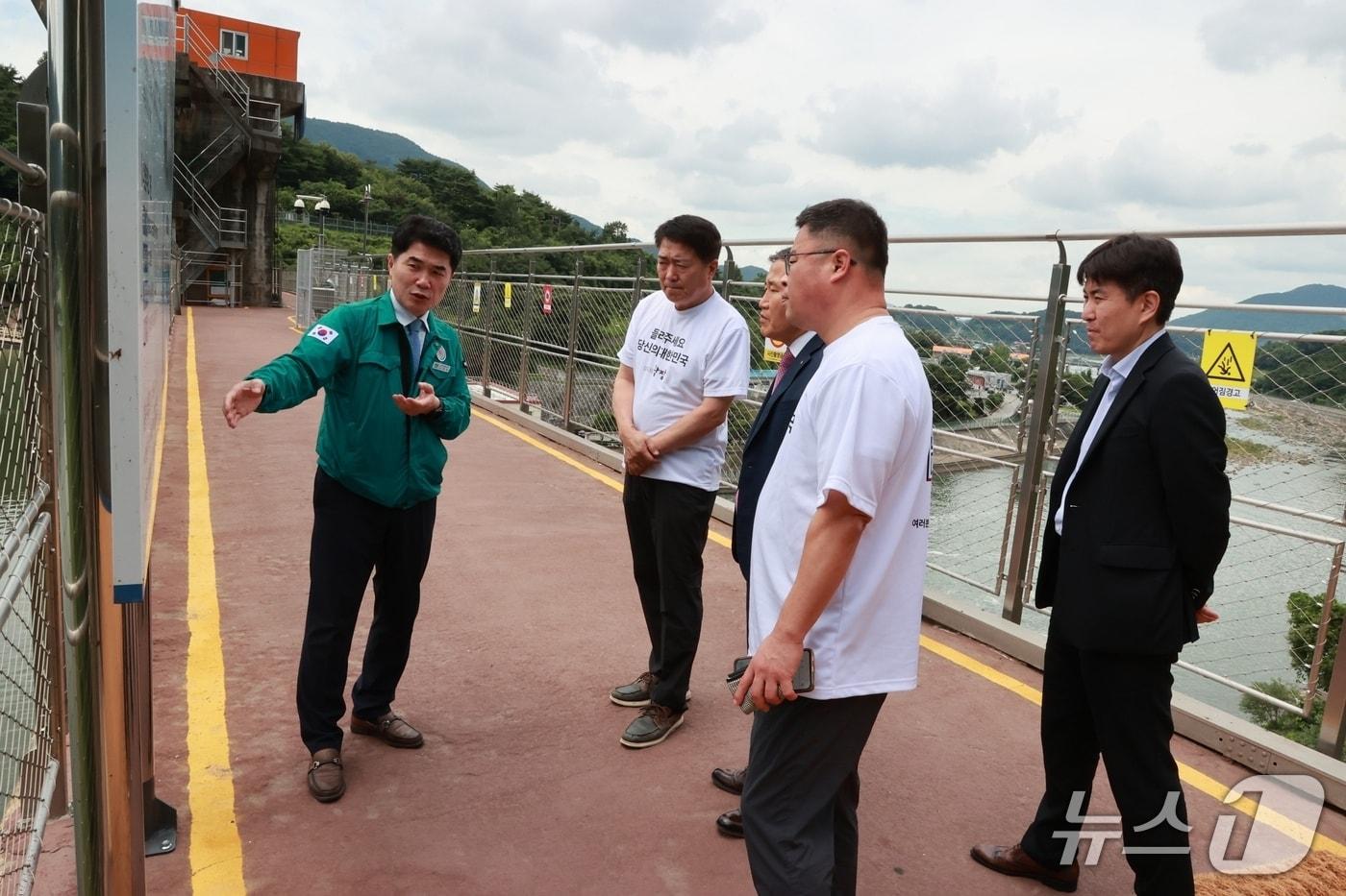 국정기획위원회가 23일 충북 괴산 한국수력원자역 괴산발전소를 방문해 괴산댐 운영 현황과 홍수 대응 체계, 구조적 위험성 점검 등을 진행했다.(괴산군 제공, 재판매 및 DB금지)/뉴스1