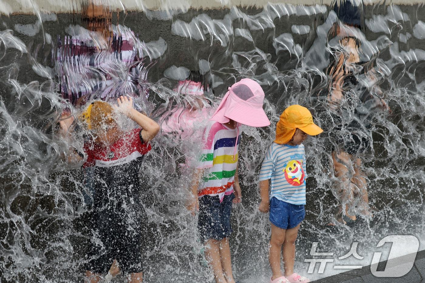 폭염이 지속되고 있는 23일 경기 수원시 영통구 광교호수공원 신비한물너미에서 아이들이 뛰어놀며 무더위를 식히고 있다. 2025.7.23/뉴스1 ⓒ News1 김영운 기자