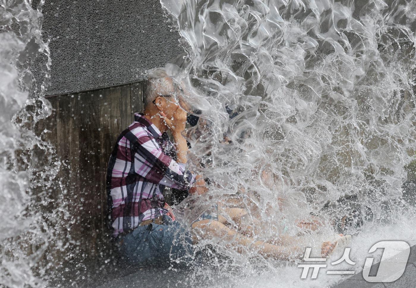 폭염이 지속되고 있는 23일 경기 수원시 영통구 광교호수공원 신비한물너미에서 시민들이 무더위를 식히고 있다. 2025.7.23/뉴스1 ⓒ News1 김영운 기자