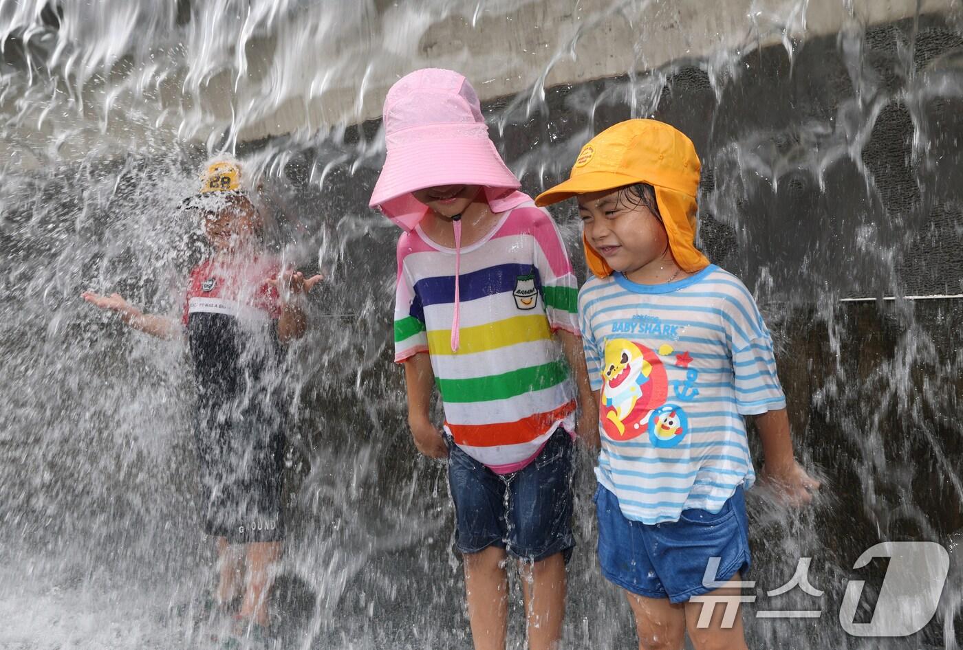 폭염이 지속되고 있는 23일 경기 수원시 영통구 광교호수공원 신비한물너미에서 아이들이 뛰어놀며 무더위를 식히고 있다. 2025.7.23/뉴스1 ⓒ News1 김영운 기자