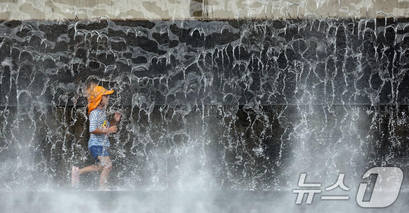 폭염이 지속되고 있는 23일 경기 수원시 영통구 광교호수공원 신비한물너미에서 아이들이 뛰어놀며 무더위를 식히고 있다. 2025.7.23/뉴스1 ⓒ News1 김영운 기자