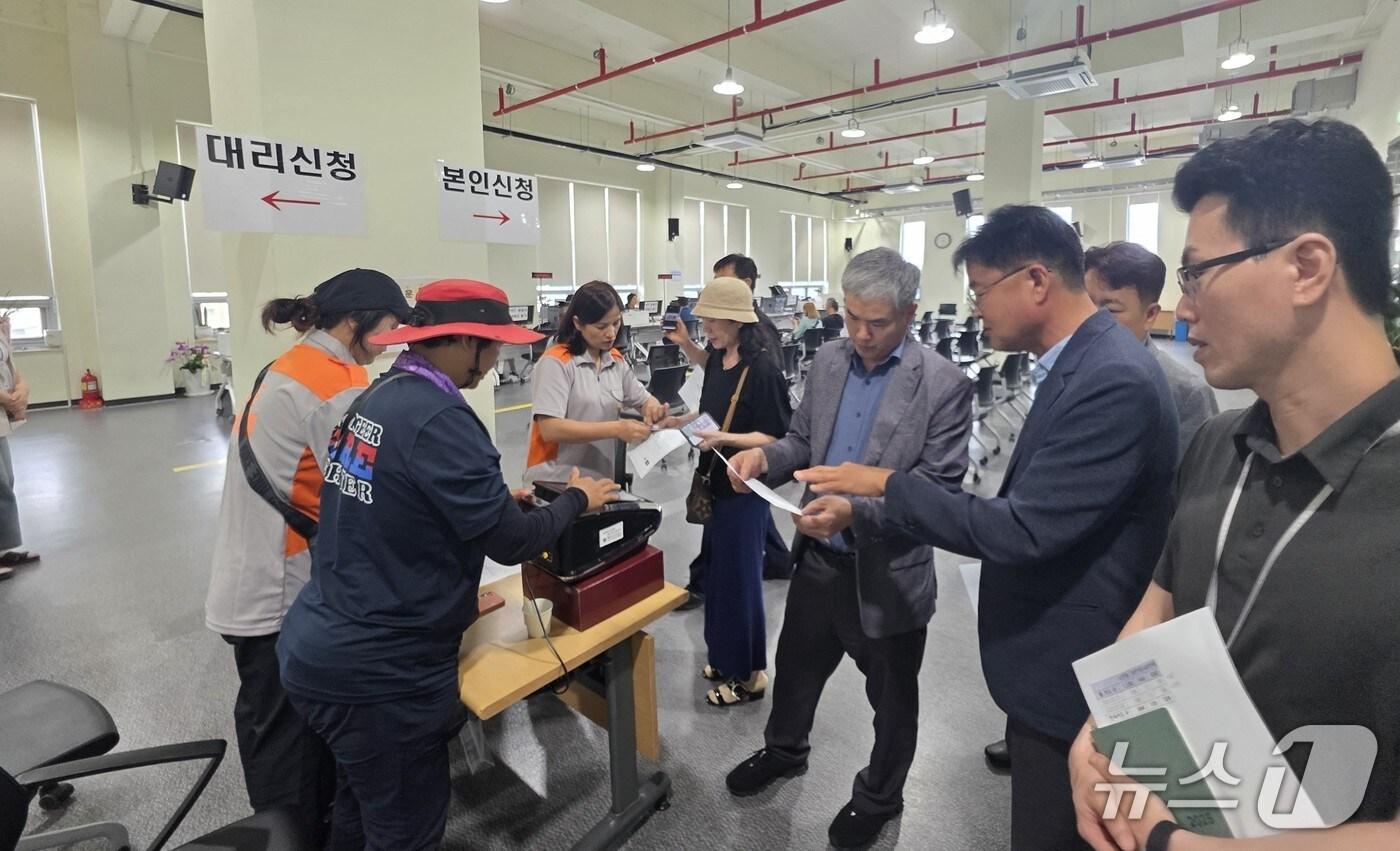  정구원 화성특례시 제1부시장이 민생회복 소비쿠폰 접수 현장을 점검하고 있다.(화성시 제공)