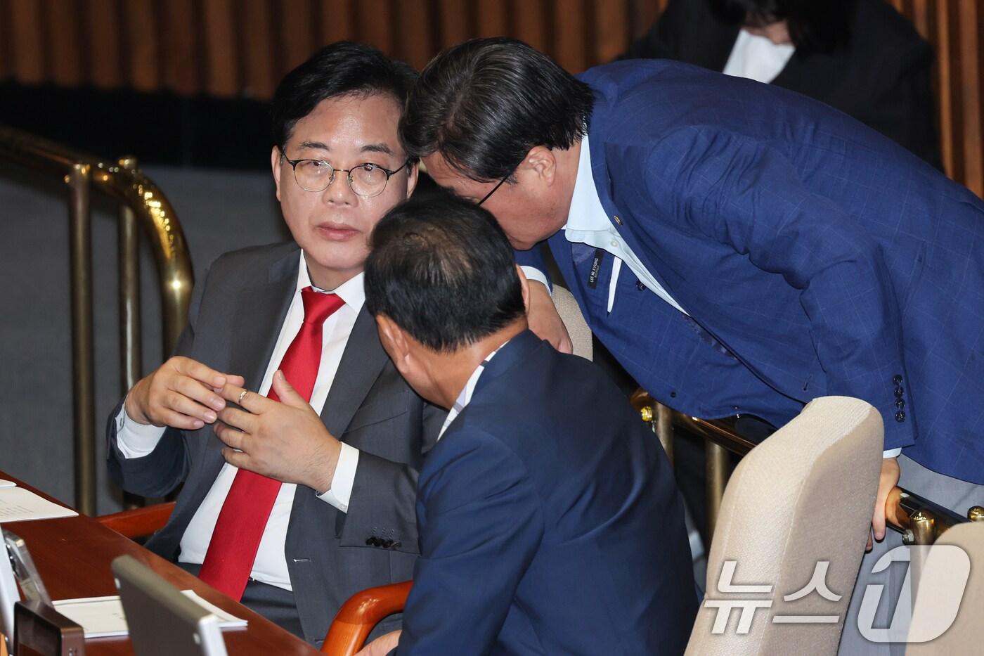 송언석 국민의힘 비상대책위원장 겸 원내대표가 23일 오후 서울 여의도 국회에서 열린 제427회국회(임시회) 제2차 본회의에서 김대식, 박덕흠 의원과 대화하고 있다. 2025.7.23/뉴스1 ⓒ News1 안은나 기자