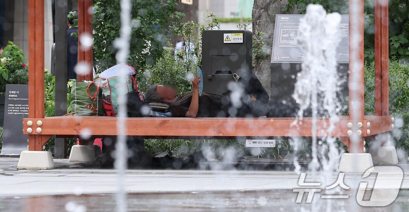 서울 종로구 광화문광장에서 한 시민이 평상에 누워 여유로운 시간을 보내고 있다. 2025.7.23/뉴스1 ⓒ News1 김성진 기자