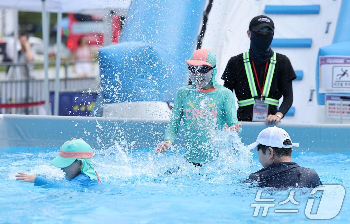 낮 최고기온이 35도까지 오르며 전국이 무더운 날씨를 보인 23일 서울 종로구 광화문광장에 마련된 2025 서울썸머비치 물놀이장을 찾은 어린이들이 물놀이를 즐기고 있다. 2025.7.23/뉴스1 ⓒ News1 김성진 기자