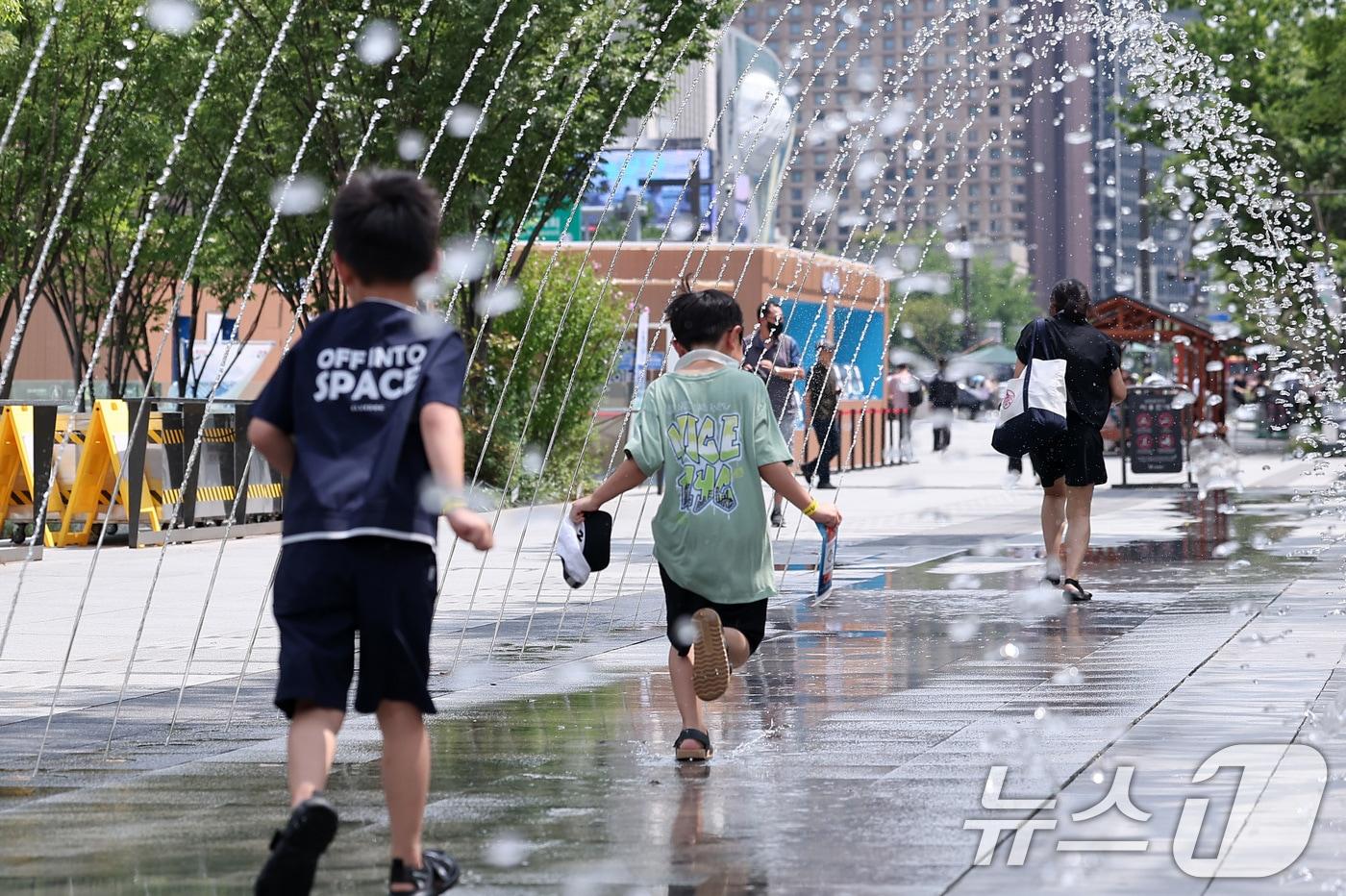 낮 최고기온이 35도까지 오르며 전국이 무더운 날씨를 보인 23일 서울 종로구 광화문광장에서 어린이들이 물놀이를 즐기고 있다. 2025.7.23/뉴스1 ⓒ News1 김성진 기자