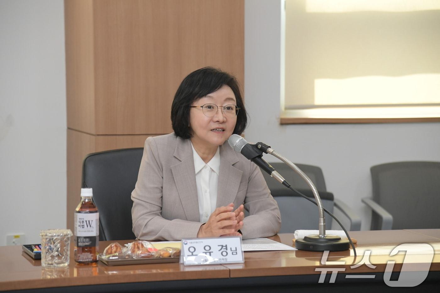 오유경 식품의약품안전처 처장이 23일 부산 사하구 CJ제일제당 부산공장을 방문해 수입 원료를 사용해 식품을 제조하는 현장을 살펴보고, 수입식품 업계와 함께 &#39;수입안전 전자심사24&#39;의 효율적인 운영과 발전 방안 등을 논의하기 위한 간담회를 개최하고 있다. &#40;식품의약품안전처 제공. 재판매 및 DB 금지&#41; 2025.7.23/뉴스1