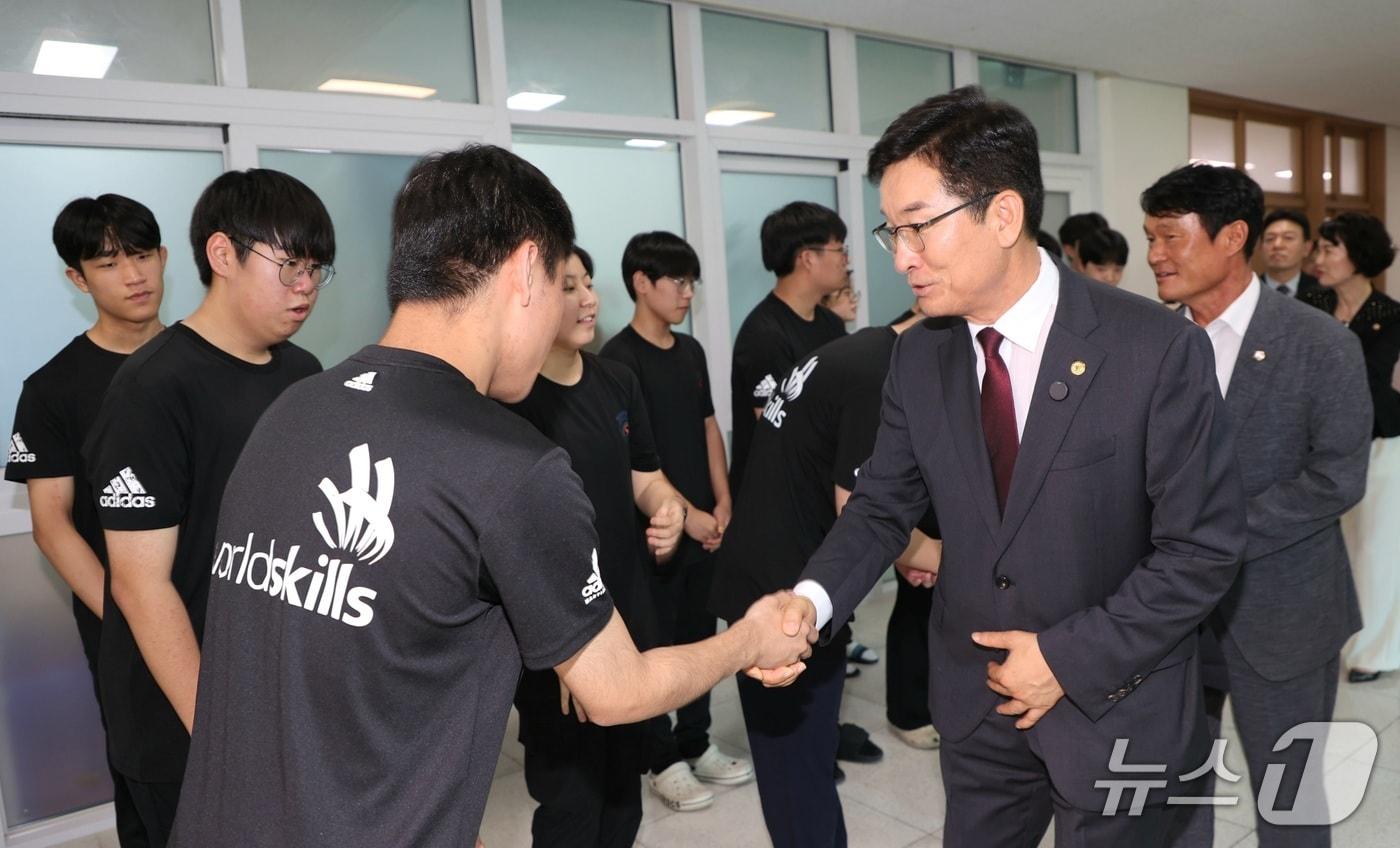 전국기능경기대회 출전 준비 학생들 격려.(충북교육청 제공. 재판매 및 DB금지)/뉴스1