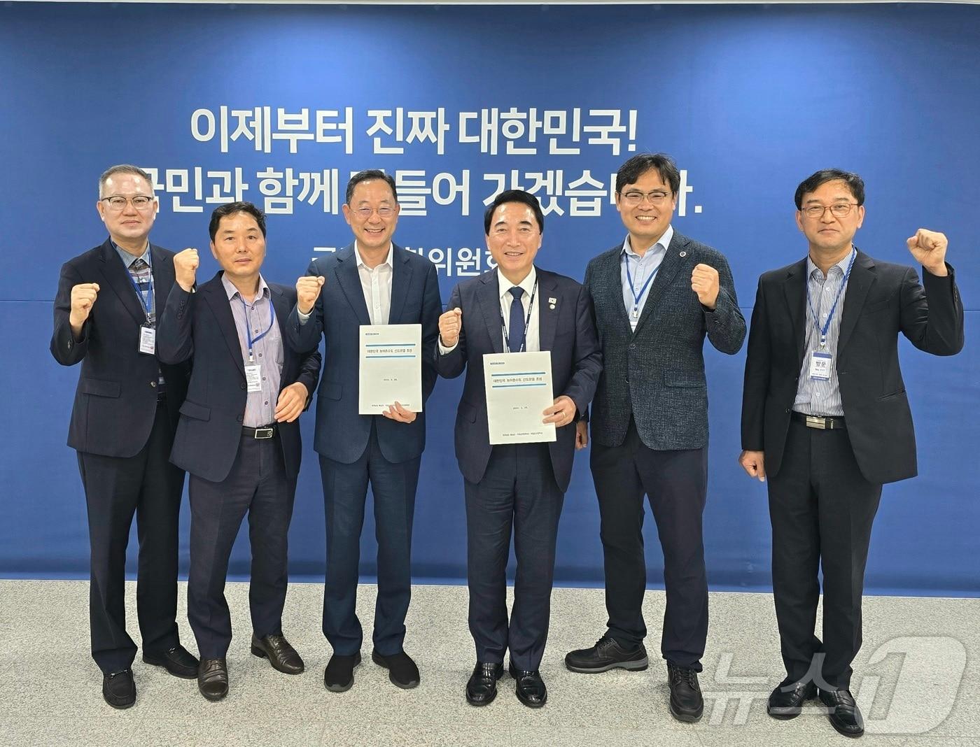 본문 이미지 - 23일 국정기획위원회 간담회. 왼쪽부터 최석영 해남군 기획실장, 박규견 군산대 교수, 명현관 해남군수, 박수현 국가균형성장특별위원회위원장, 권봉오 군산대 대학원장, 박경일 해양바이오특성화대 학장 &#40;해남군 제공. 재판매 및 DB금지&#41; /뉴스1 