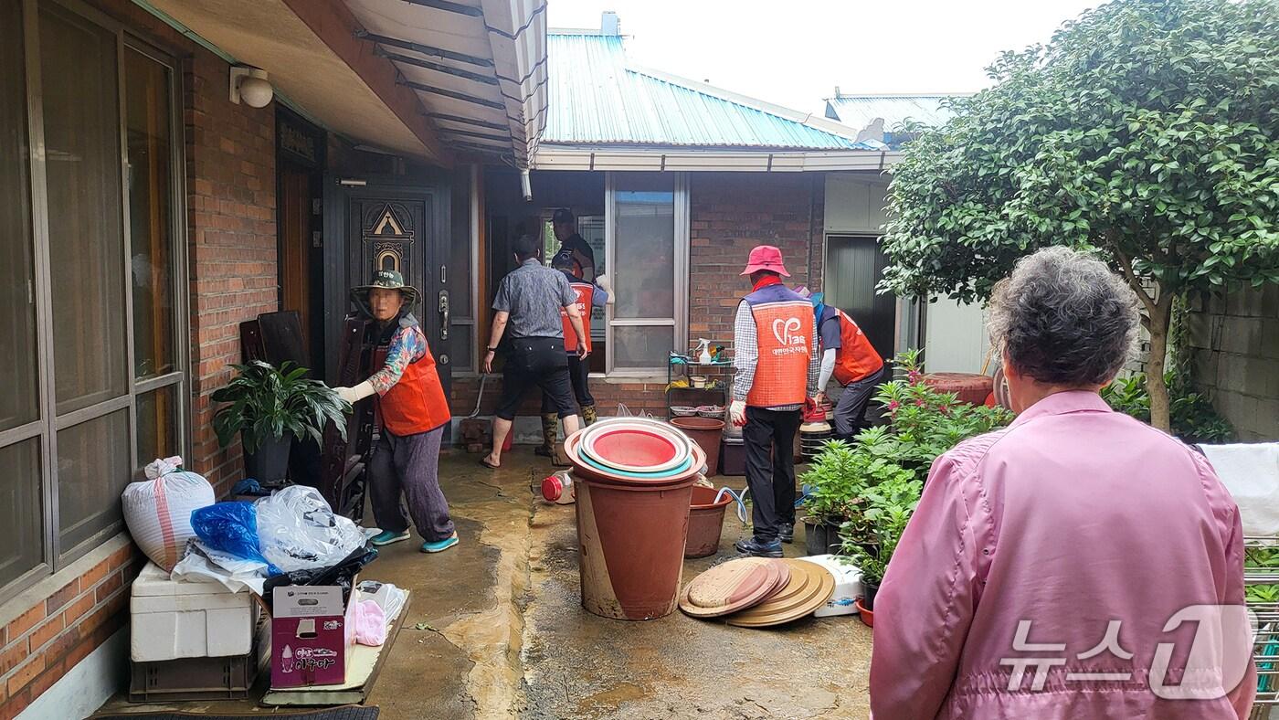 침수 주택의 복구를 가구 정리와 쓰레기를 치우는 자원봉사자들 모습(서산시 제공. 재판매 및 DB금지)2025.7.23/뉴스1