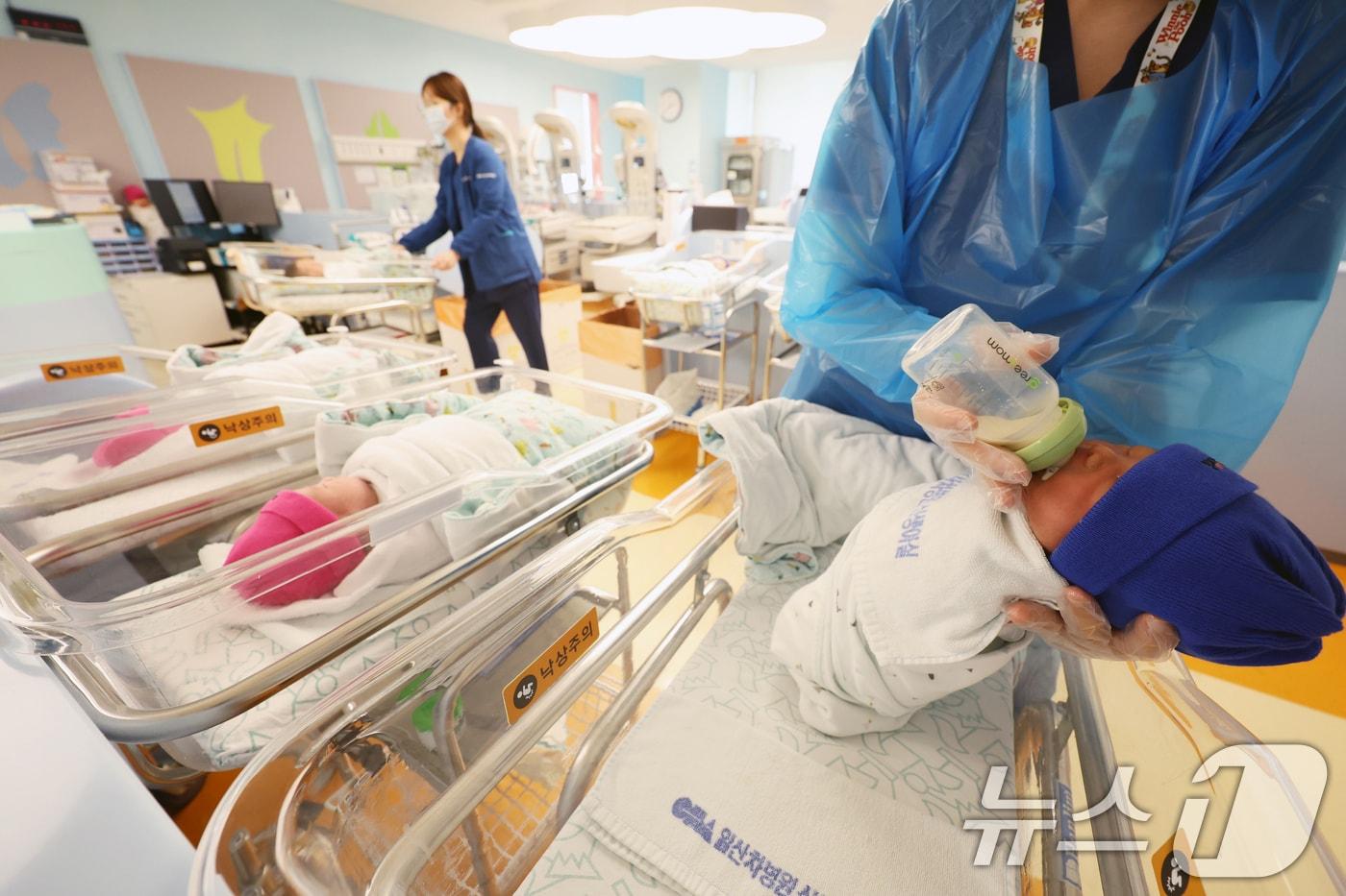 25일 경기 고양시 일산차병원 신생아실에서 간호사가 아기를 돌보고 있다. 2025.7.23/뉴스1 ⓒ News1 황기선 기자