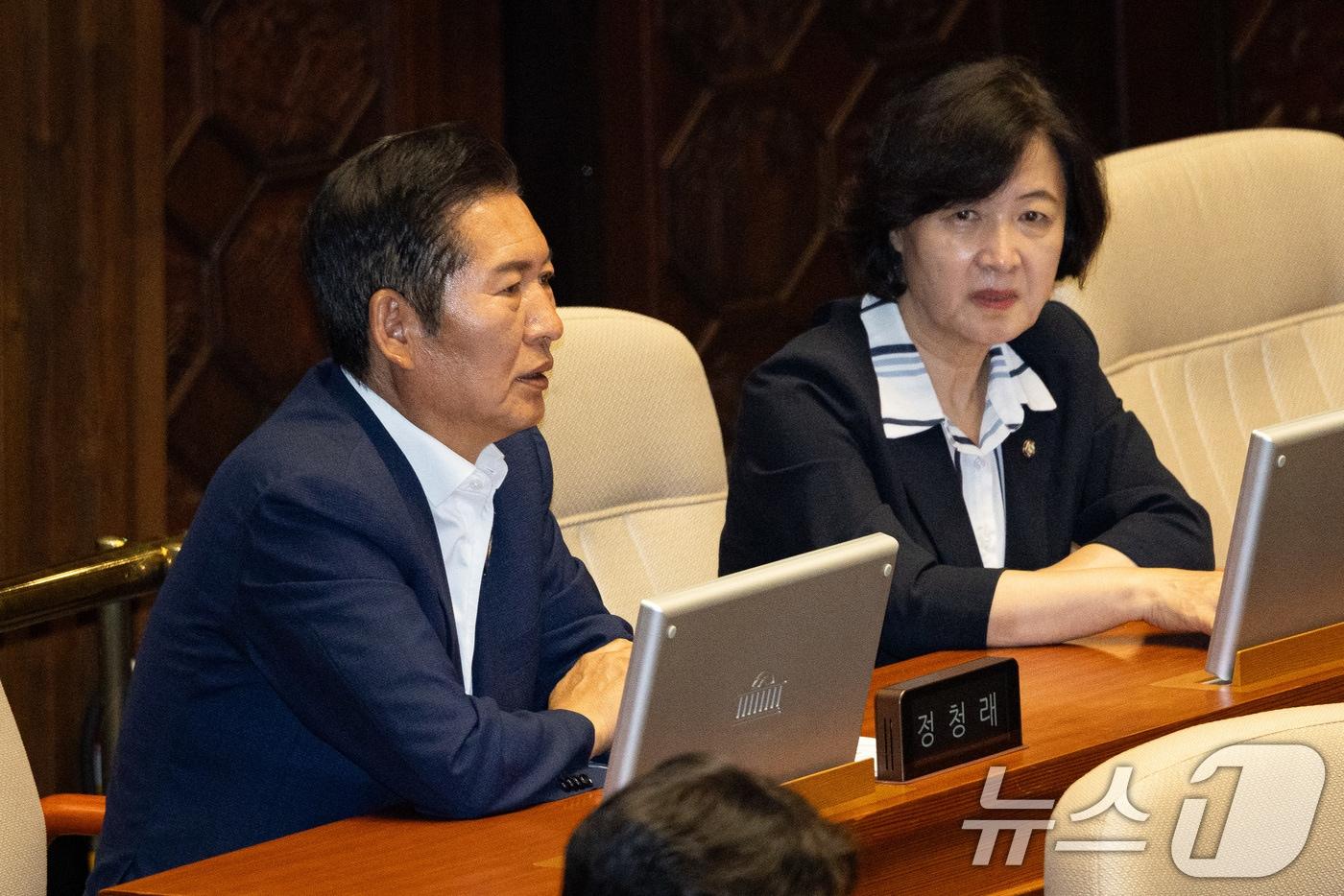 지난 7월  23일 정청래 더불어민주당 당대표 후보가 서울 여의도 국회에서 열린 제427회 국회(임시회) 제427-2차 본회의에서 추미애 의원과 대화하고 있는 모습. 2025.7.23/뉴스1 ⓒ News1 유승관 기자