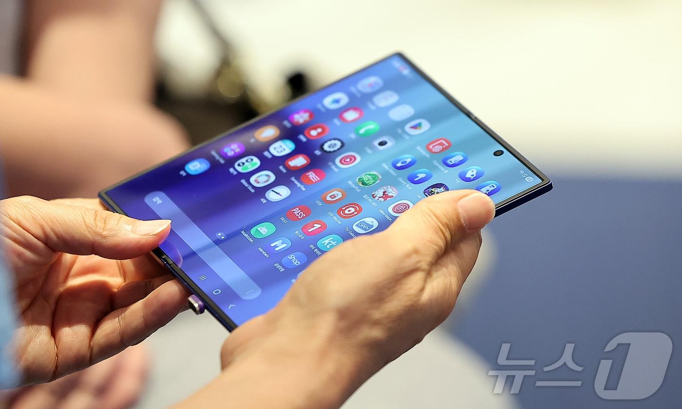23일 서울 영등포구 여의도 더현대 서울에 마련된 갤럭시 스튜디오에서 한 시민이 진열된 갤럭시Z 폴드7을 살펴보고 있다. 삼성전자는 최근 공개한 갤럭시Z폴드·플립7이 국내 사전 판매에서 104만 대가 판매돼 역대 갤럭시 폴더블 시리즈 사전 판매 최대를 기록했다고 밝혔다. 2025.7.23/뉴스1 ⓒ News1 김진환 기자
