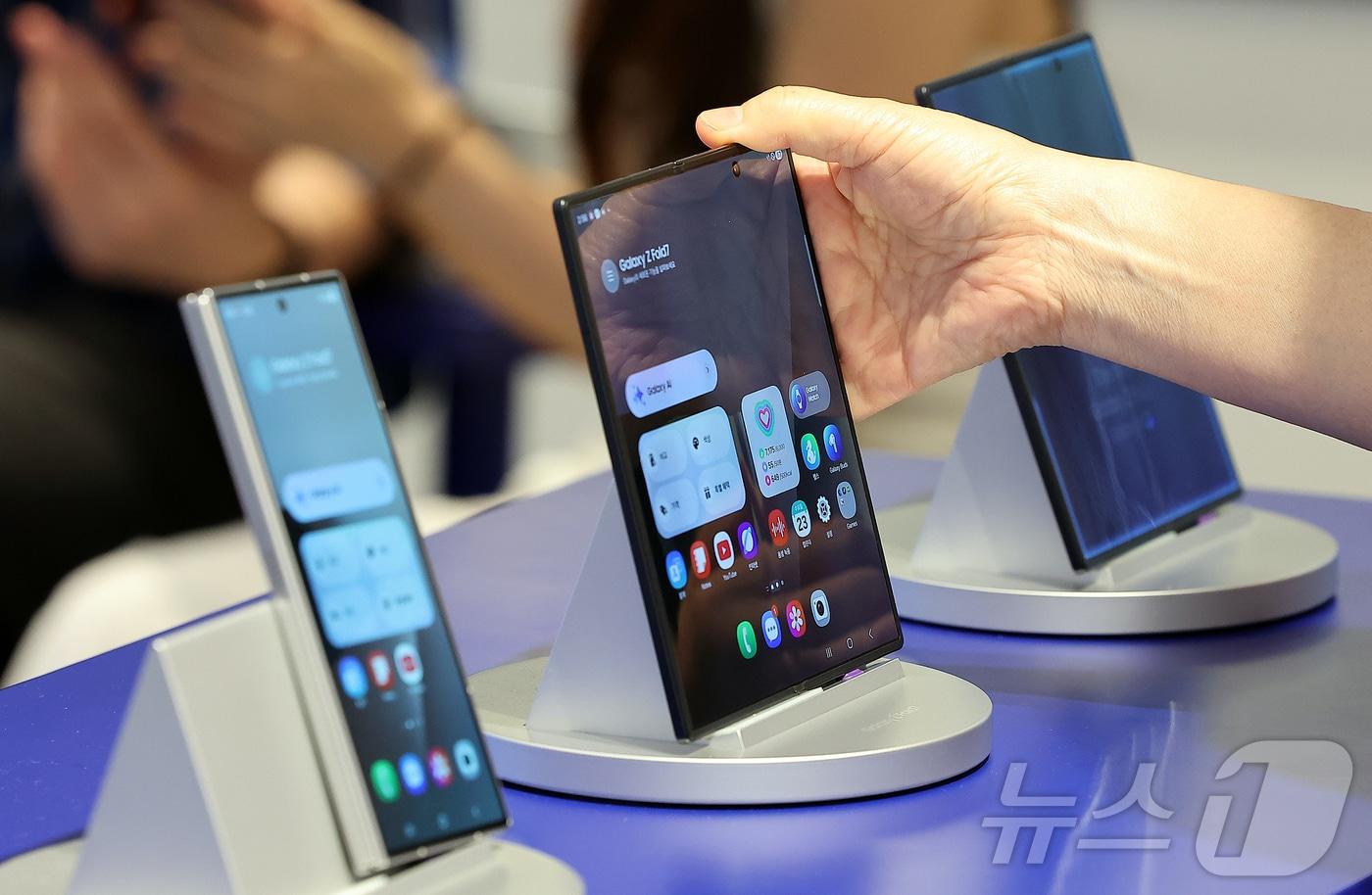 23일 서울 영등포구 여의도 더현대 서울에 마련된 갤럭시 스튜디오에서 한 시민이 진열된 갤럭시Z폴드7을 살펴보고 있다. 2025.7.23/뉴스1 ⓒ News1 김진환 기자