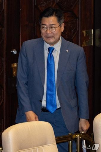 본문 이미지 - 박찬대 더불어민주당 당대표 후보가 23일 서울 여의도 국회에서 열린 제427회 국회(임시회) 제427-2차 본회의에 들어서고 있다. ⓒ News1 유승관 기자