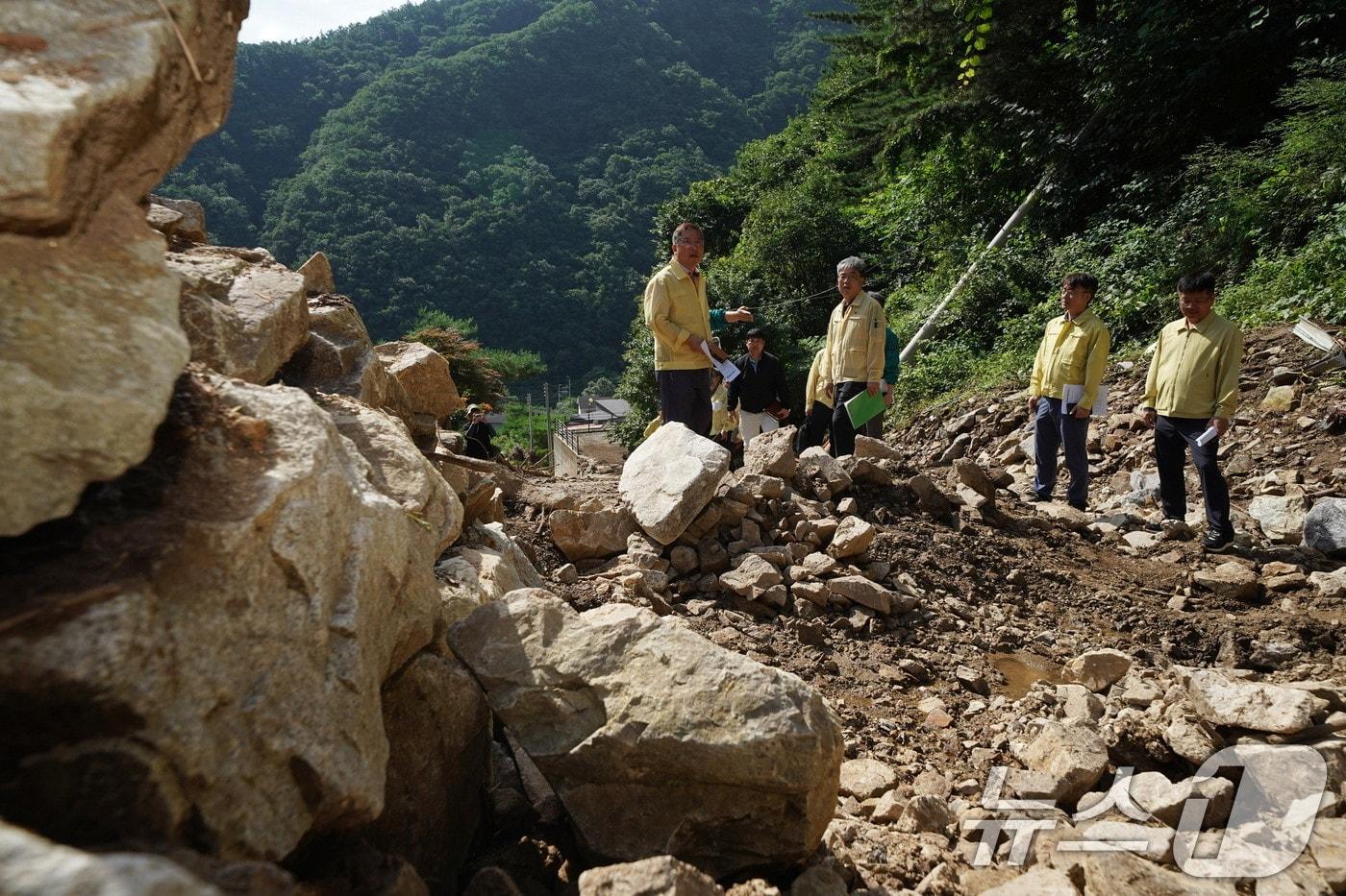 임상섭 산림청장이 23일 경기 가평군 산사태 피해지를 찾아 복구 현장을 점검하고 있다. (산림청 제공. 재판매 및 DB 금지) 2025.7.23/뉴스1