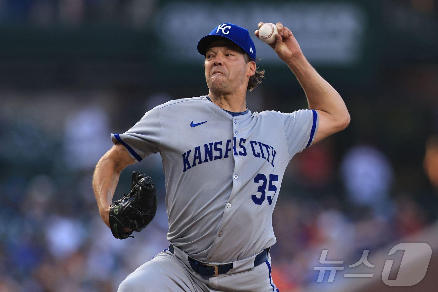 MLB 캔자스시티 리치 힐이 23일(한국시간) 시카고 컵스와 경기에서 역투하고 있다. ⓒ AFP=뉴스1