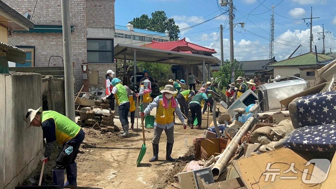 대전시 자원봉사 단체가 수해복구를 하고 있다.(대전시 제공. 재판매 및 DB금지)/뉴스1