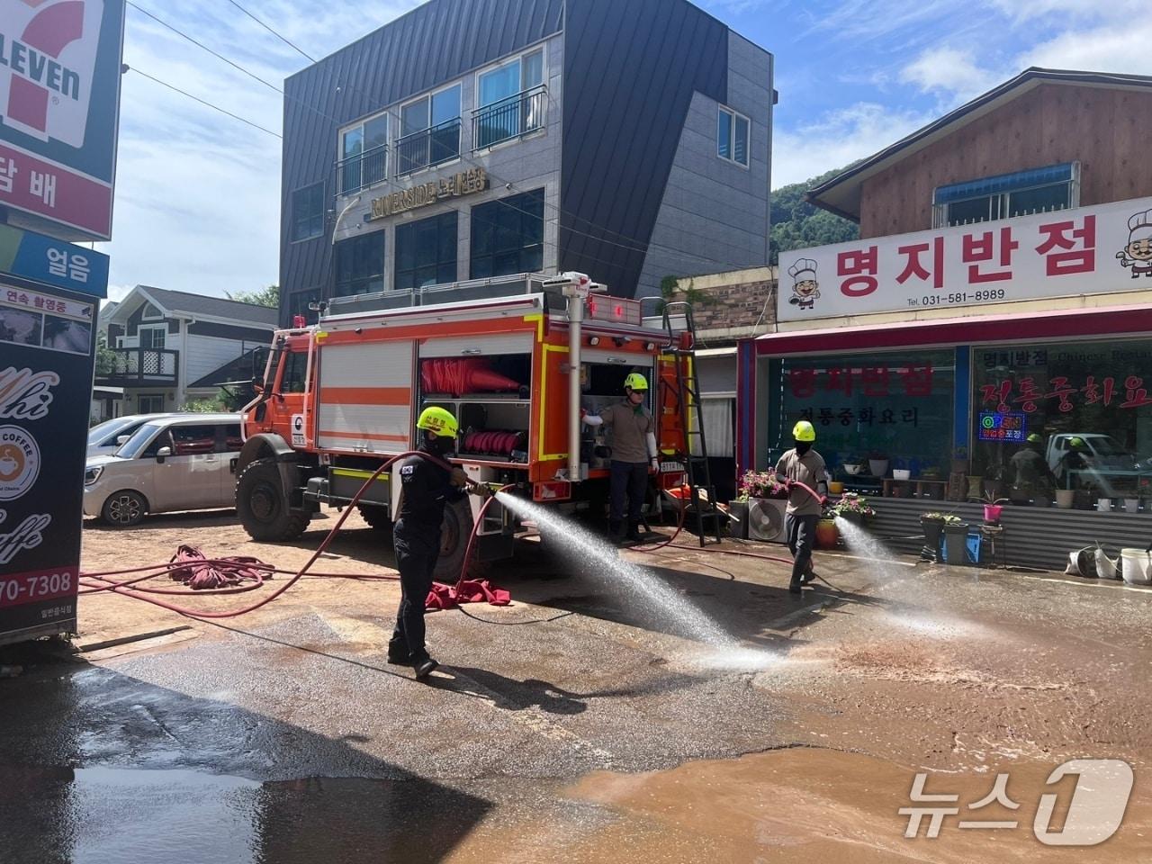 본문 이미지 - 북부지방산림청이 지난 22일부터 집중호우 피해지역인 경기 가평군에서 피해 복구 활동 지원에 나서고 있다. (북부지방산림청 제공. 재판매 및 DB금지) 2025.7.23/뉴스1