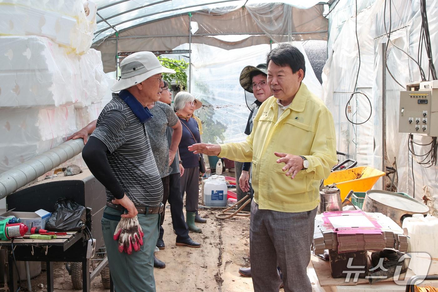 오성환 당진시장&#40;오른쪽&#41;이 당진 정미면 딸기농장 수해복구 현장을 방문해 힘을 보태주는 청양군수와 군청 직원들에게 감사하다는 인사를 하고 있다.&#40;당진시 제공. 재판매 및 DB금지&#41;2025.7.23/뉴스1