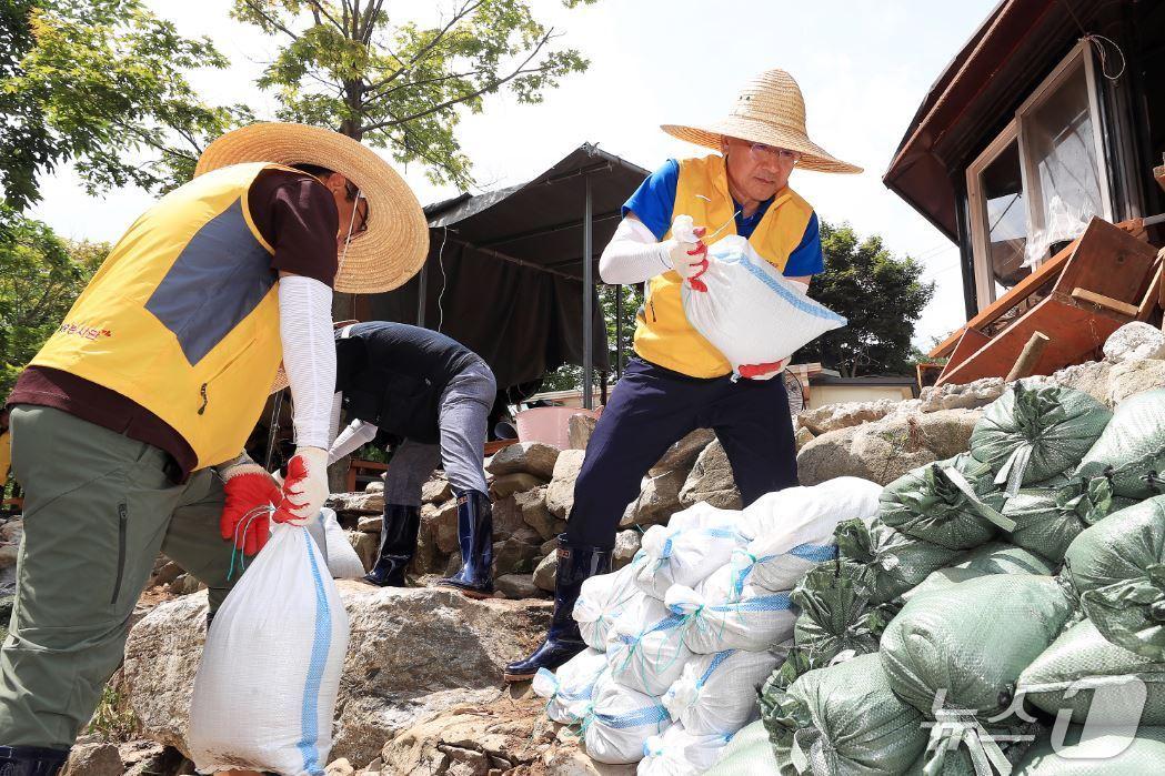 본문 이미지 - 서산시 수해 피해 마을에서 환경정비 활동 중인 이성해 국가철도공단 이사장&#40;오른쪽&#41;과 본사 직원봉사단&#40;국가철도공단 제공.재판매 및 DB금지&#41;/뉴스1 
