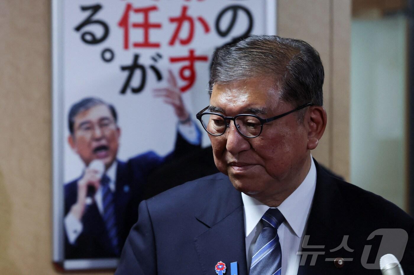 23일 이시바 시게루 일본 총리가 도쿄 자민당 본부에서 당 지도부와 회의를 끝내고 기자들 질문에 답하고 있다. 이날 일본 언론들은 이시바 총리가 이르면 7월, 늦어도 8월 말에 사임 계획을 발표할 것이라고 전했다. 2025.07.23 ⓒ 로이터=뉴스1 ⓒ News1 김지완 기자