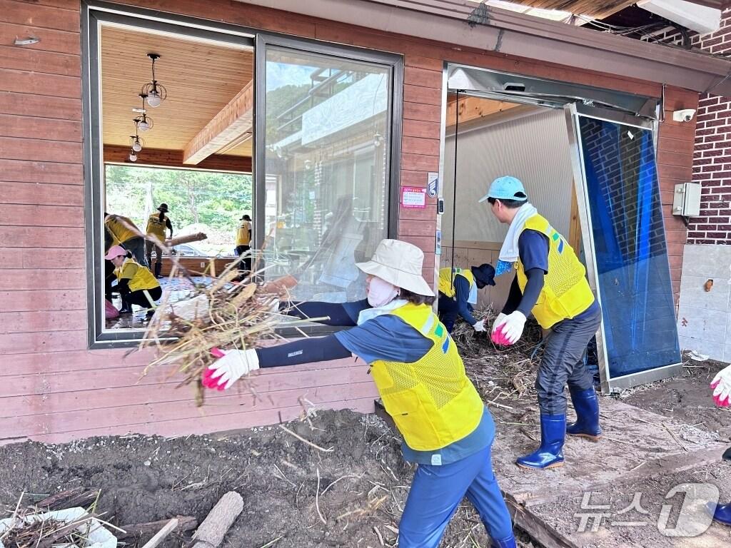 본문 이미지 - 경기도 공무원 봉사단이 집중 호우 피해 지역인 가평군 조종면에서 침수가옥 복구 활동을 벌이고 있다.(경기도 제공. 재판매 및 DB금지)