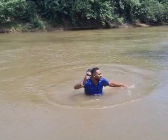 본문 이미지 - 실종 사건을 취재하던 브라질 기자가 강 바닥에서 무언가를 밟고 놀라는 모습.(엑스 'Collin Rugg')