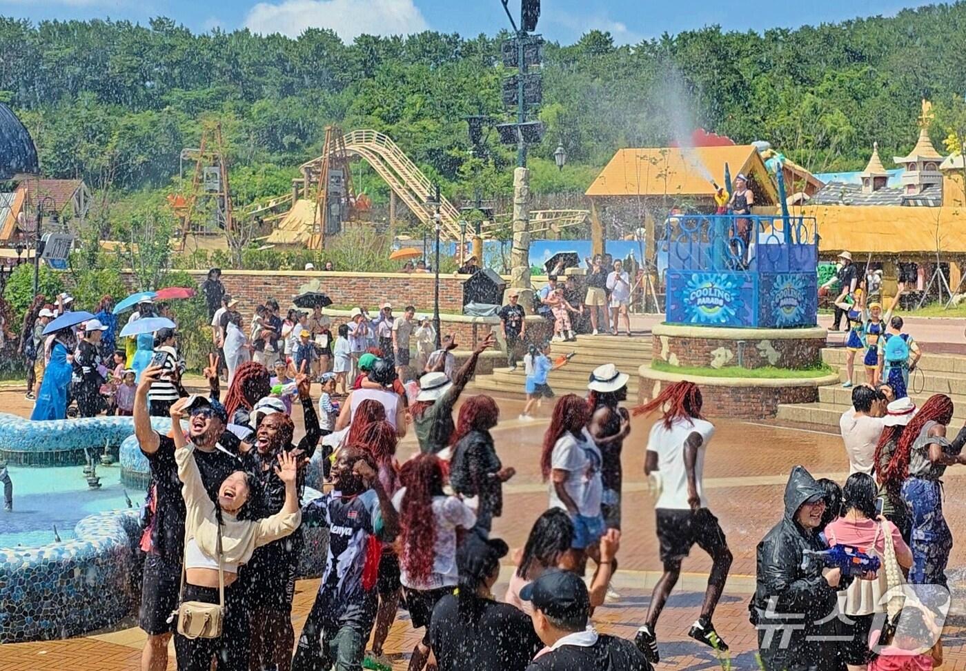 롯데월드 어드벤처 부산 &#39;쿨링 퍼레이드&#39; 모습. &#40;롯데월드 부산 어드벤처 제공. 재판매 및 DB 금지&#41;