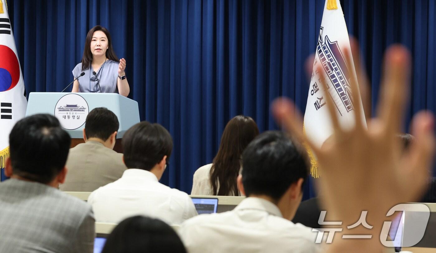 강유정 대통령실 대변인이 23일 서울 용산 대통령실 청사에서 강선우 여성가족부 장관 후보자 자진사퇴 관련 브리핑을 하고 있다. 2025.7.23/뉴스1 ⓒ News1 허경 기자