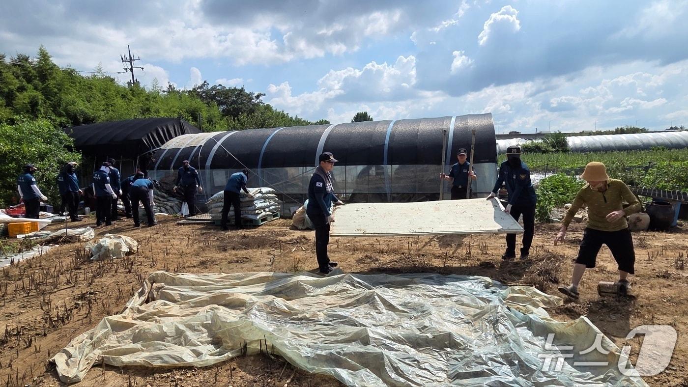 전남경찰청 기동대 경력들이 집중호우 피해를 입은 담양군에서 수해 복구 작업을 벌이고 있다.(전남경찰청 제공. 재판매 및 DB 금지) 2025.7.23