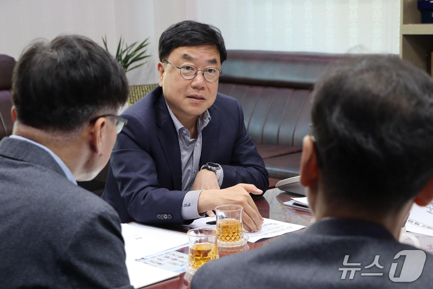 서범수 국민의힘 의원&#40;울산 울주군&#41;이 23일 한국도로공사와 만나 범서 하이패스IC 요금 문제에 대한 해결책을 촉구했다고 밝혔다.&#40;서범수 의원실 제공. 재판매 및 DB금지&#41;/뉴스1