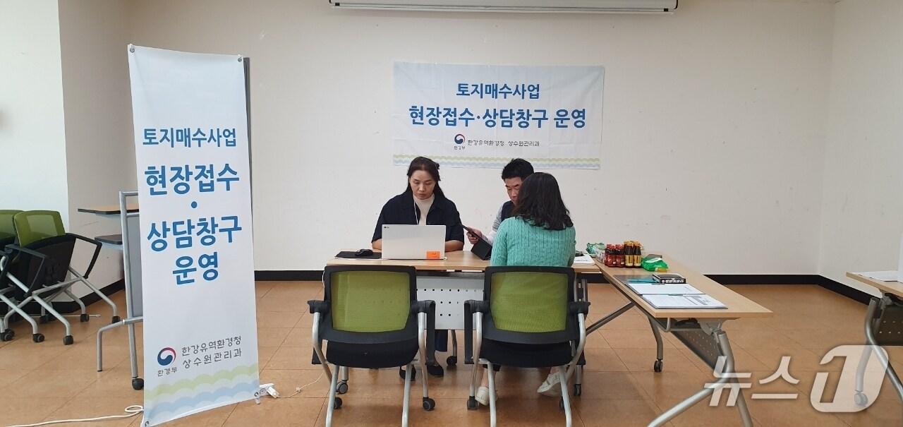 본문 이미지 - 한강청 토지매수사업 담당자가 지난해 용인시 모현읍 행정복지센터에서 토지매수 절차에 대해 설명하고 있는 모습.(한강청 제공)