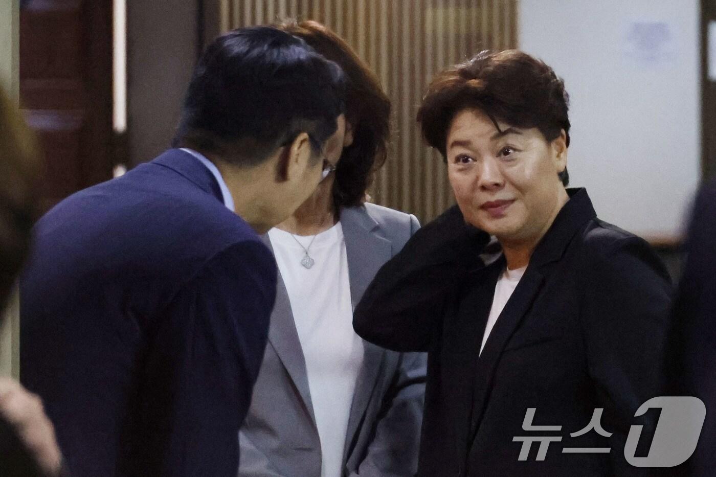 윤희숙 국민의힘 혁신위원장이 23일 오후 서울 여의도 국회에서 열린 의원총회를 마치고 의원들과 대화하고 있다. 2025.7.23/뉴스1 ⓒ News1 이광호 기자