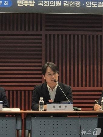 본문 이미지 - 김성진 금융위원회 가상자산과장이 23일 서울 여의도 금융투자협회에서 열린 '스테이블코인의 제도권 편입을 위한 정책토론회'에서 발언하고 있다.2025.7.23./뉴스1 