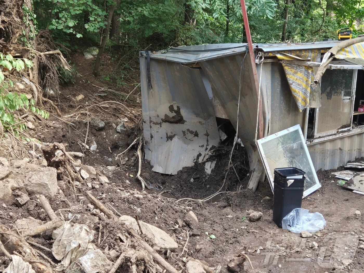 본문 이미지 - 23일 경기 가평군 조종면 마일1리 한 캠핑장이 처참한 모습이다.  2025.7.23/뉴스1 ⓒ News1 양희문 기자