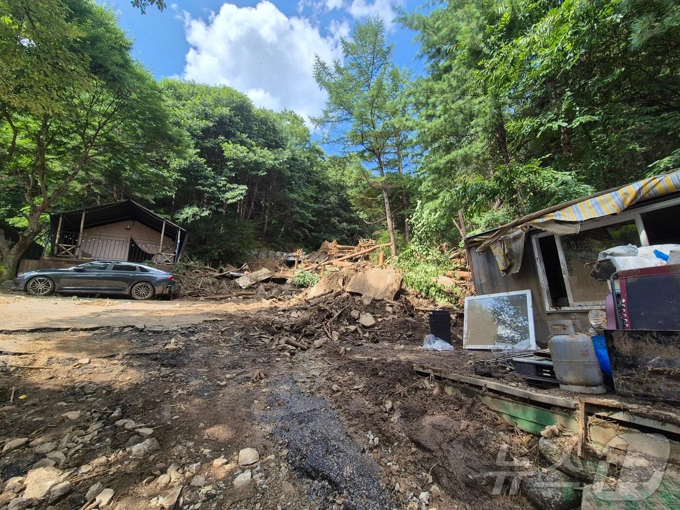 본문 이미지 - 지난 7월 23일 경기 가평군 조종면 마일1리 한 캠핑장의 처참한 모습. 지난 20일 이 캠핑장 뒷산에서 산사태가 발생하며 글램핑장에 묶고 있던 일가족 4명을 덮쳤다. 이중 1명이 숨지고, 2명이 실종됐다. 2025.7.23/뉴스1 ⓒ News1 양희문 기자