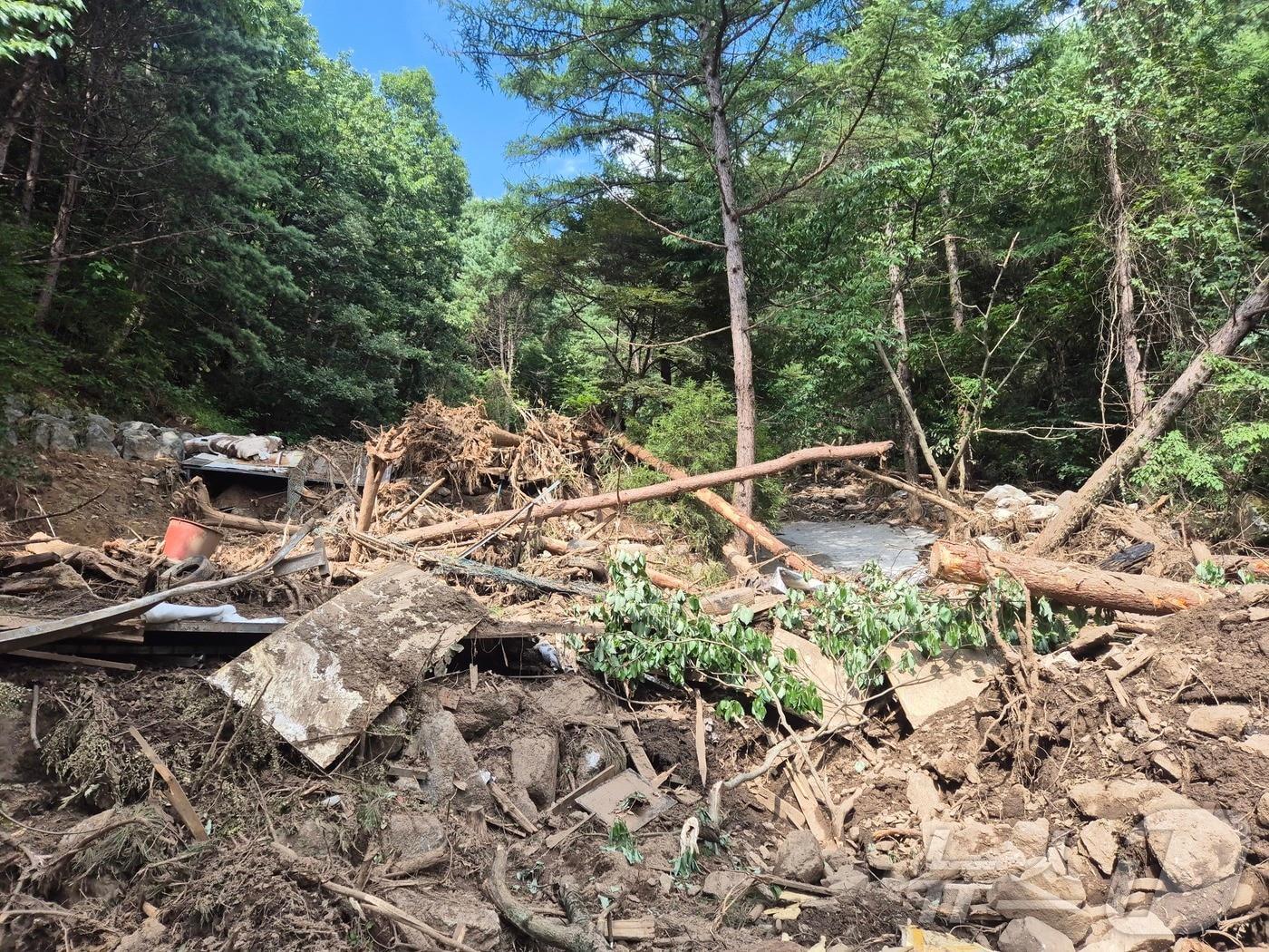 본문 이미지 - 23일 경기 가평군 조종면 마일1리 한 캠핑장이 처참한 모습이다.  ⓒ News1 양희문 기자