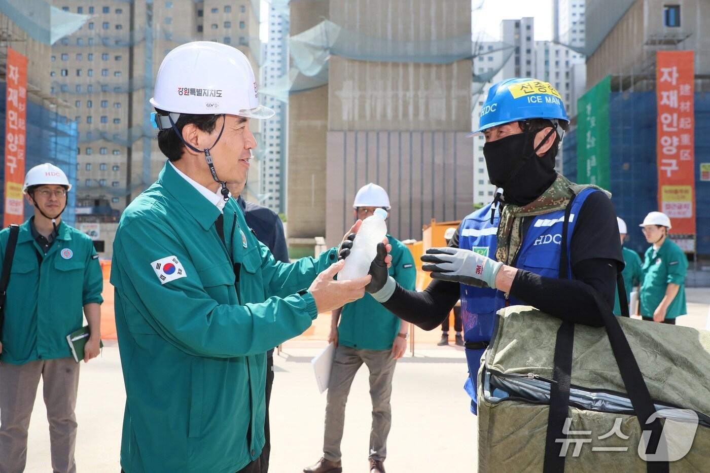 김진태 강원지사는 23일 춘천 삼천동의 아파트 건설 현장을 찾아 폭염 대응 체계를 점검했다.(강원도 제공. 재판매 및 DB금지)/뉴스1