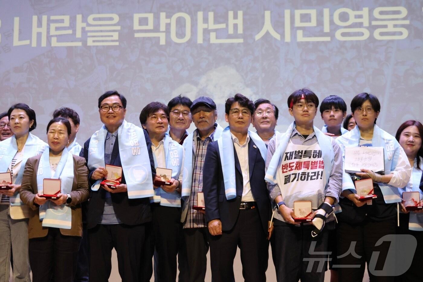 K평화연구원이 22일 국회의원회관 대회의실에서 '12·3 내란저지 시민영웅 기념식'이 열린 가운데 정성홍 이재명광주기본교육연구소장이 수상하고 있다.(독자제공. 재배포 및 DB 금지)