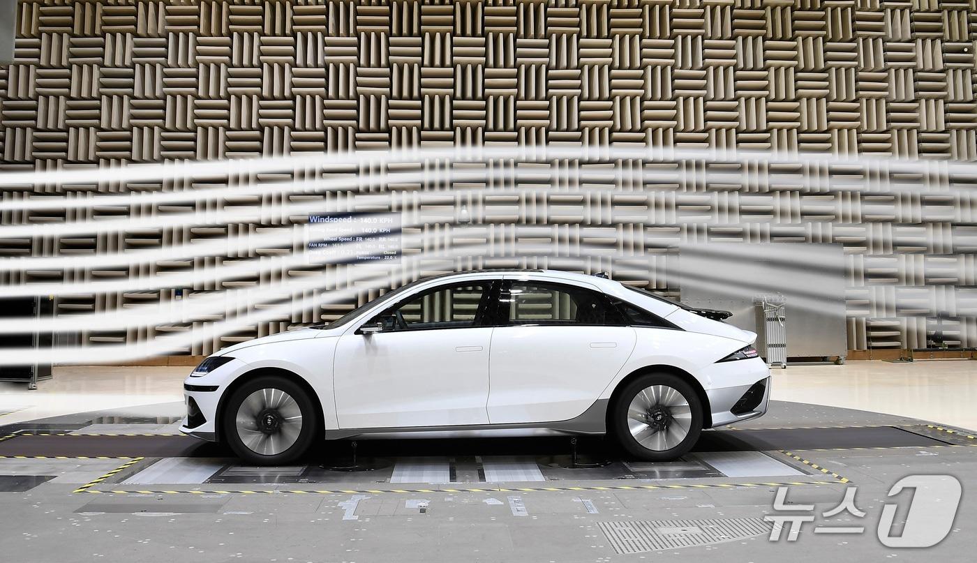  남양연구소에서 공력 성능 시험 중인 현대차의 전기 세단 '아이오닉 6' 모습.(현대차·기아 제공)