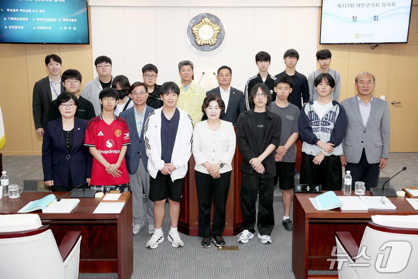 태안군의회를 방문한 태안 만리포고등학교 학생회가 기념촬영을 하고 있다.(태안군의회 제공. 재판매 및 DB금지)2025.7.23/뉴스1