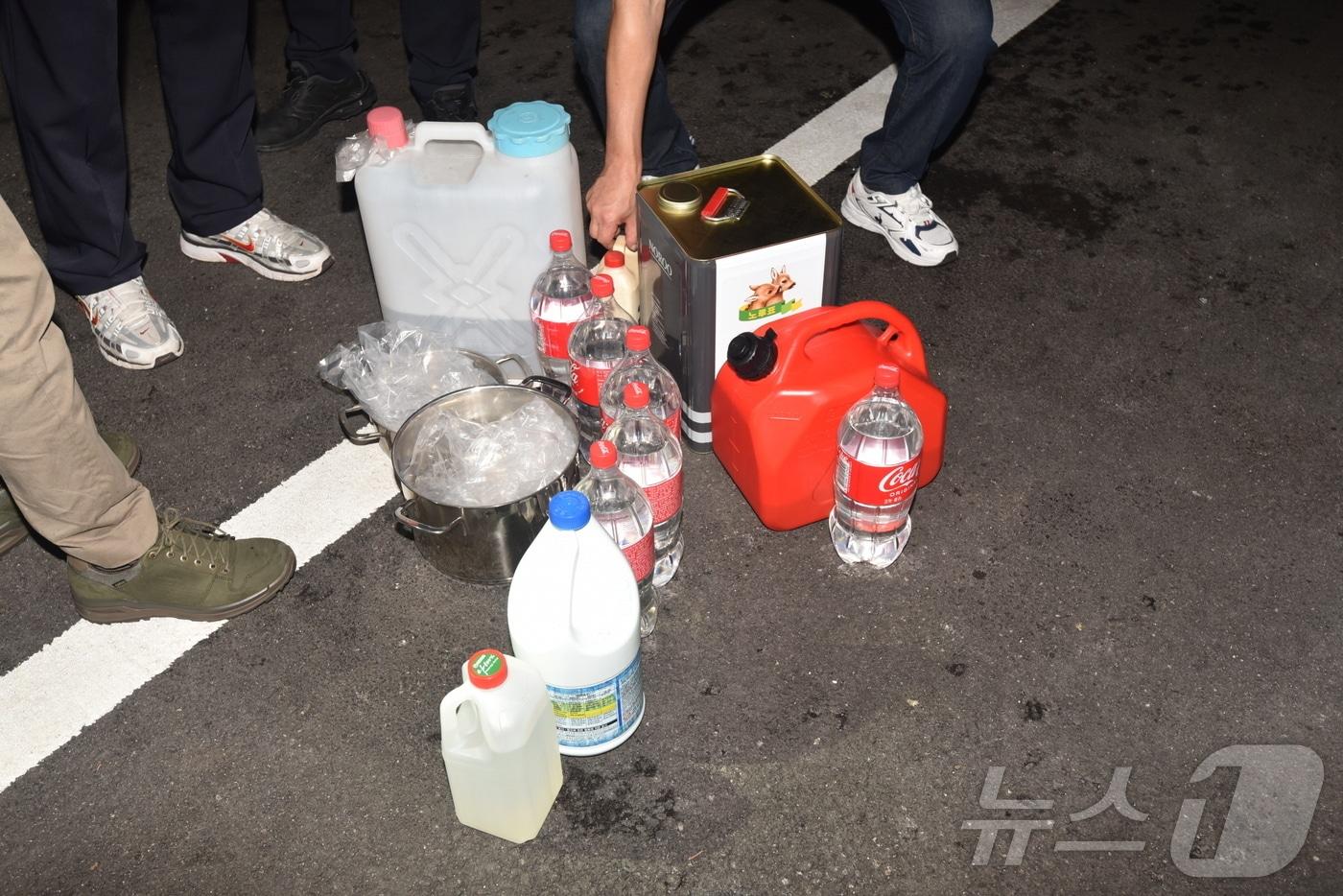 지난 21일 인천 송도국제도시 아파트에서 사제총기로 아들을 쏴 살해한 A 씨의 서울 도봉구 쌍문동 아파트에서 발견된 시너와 페트병 등 사제 폭발물들.&#40;서울소방재난본부 제공. 재배포 및 DB금지&#41; 2025.7.23/뉴스1