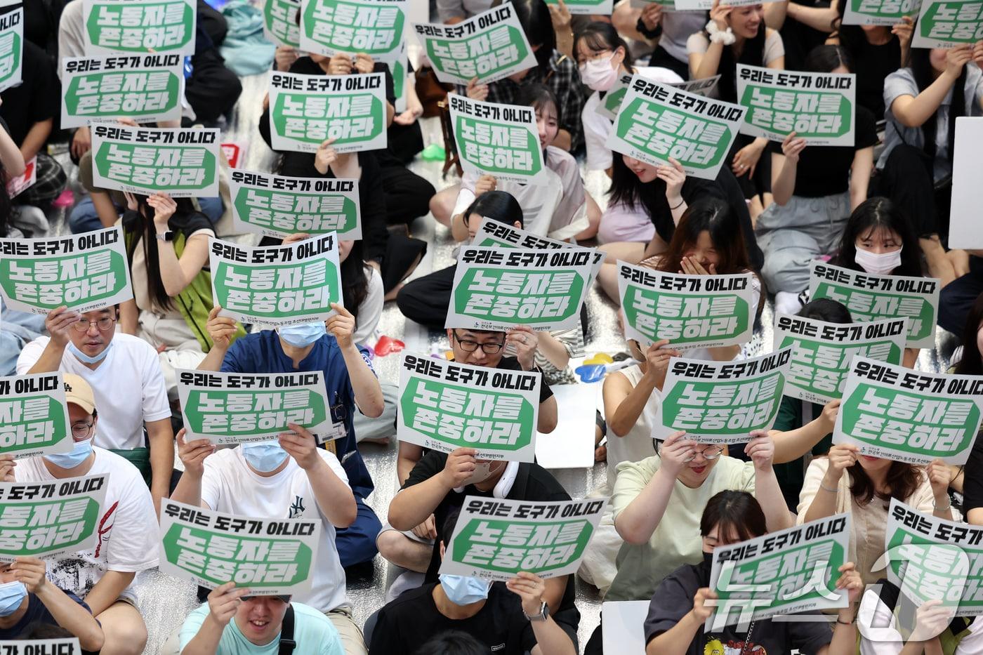 본문 이미지 - 민주노총 전국보건의료산업노동조합 조선대학교병원지부가 광주 동구 조선대병원 1층 로비에서 총파업 전야제를 열고 있다. -ⓒ 뉴스1 이승현 기자