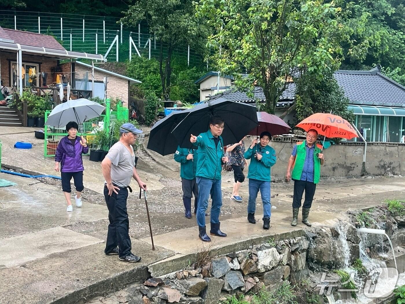 본문 이미지 - 진병영 함양군수가 지난 19일 지역의 집중 호우 취약 시설을 점검하고 있다(함양군 제공. 재판매 및 DB금지).