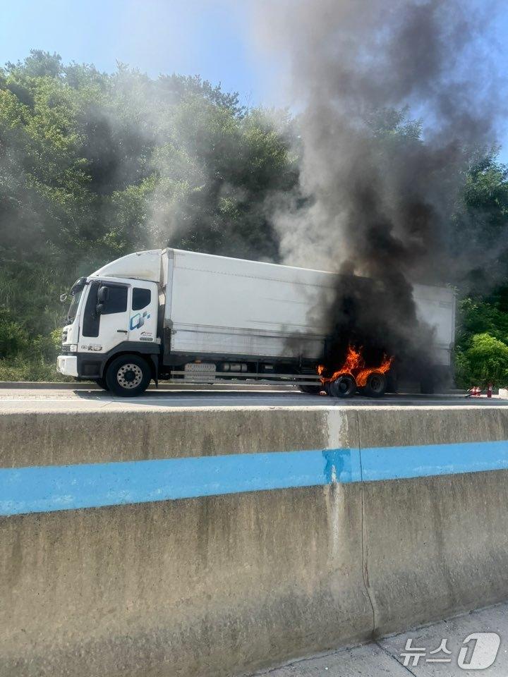 본문 이미지 - 순창 트럭 화재 현장.(전북소방본부 제공. 재판매 및 DB금지)