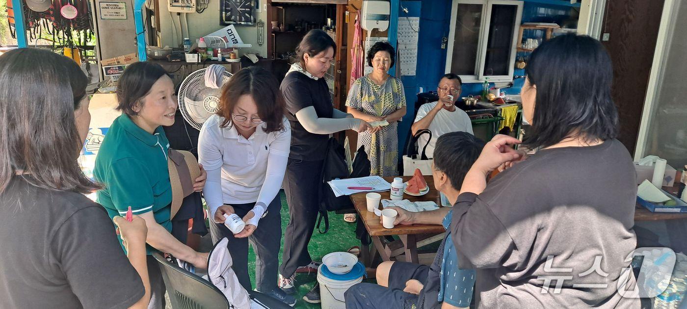  경기 가평군이 집중호우로 피해를 입은 지역 주민들을 위해 &#39;찾아가는 진료&#39;를 실시하고 있다.&#40;가평군 제공&#41;/뉴스1