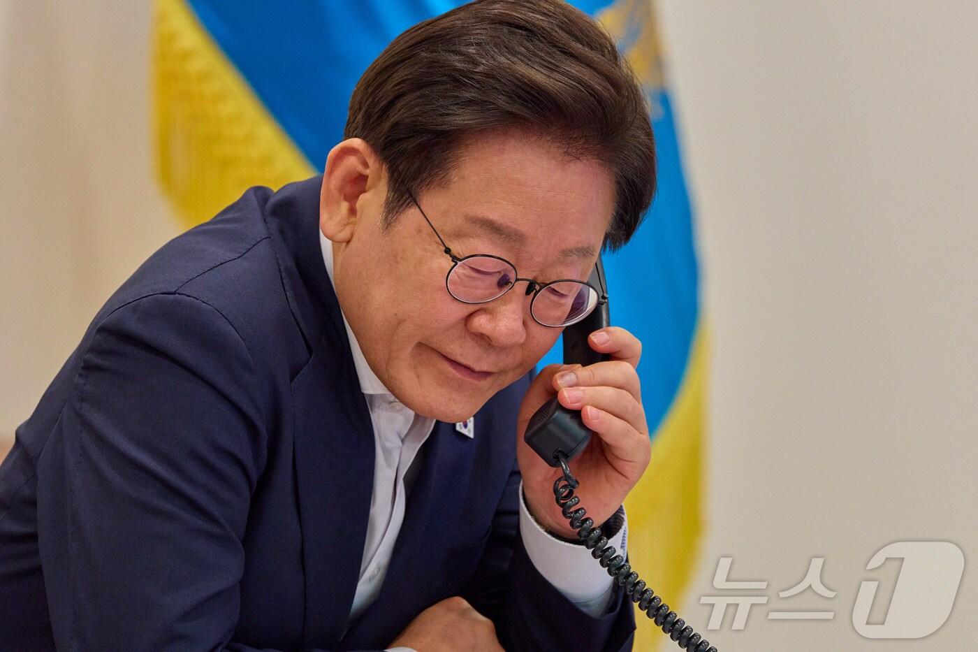 이재명 대통령이 23일 서울 용산 대통령실 청사 집무실에서 울프 크리스터손(Ulf Kristersson) 스웨덴 총리와 전화 통화하고 있다. (대통령실 제공. 재판매 및 DB 금지) 2025.7.23/뉴스1 ⓒ News1 허경 기자