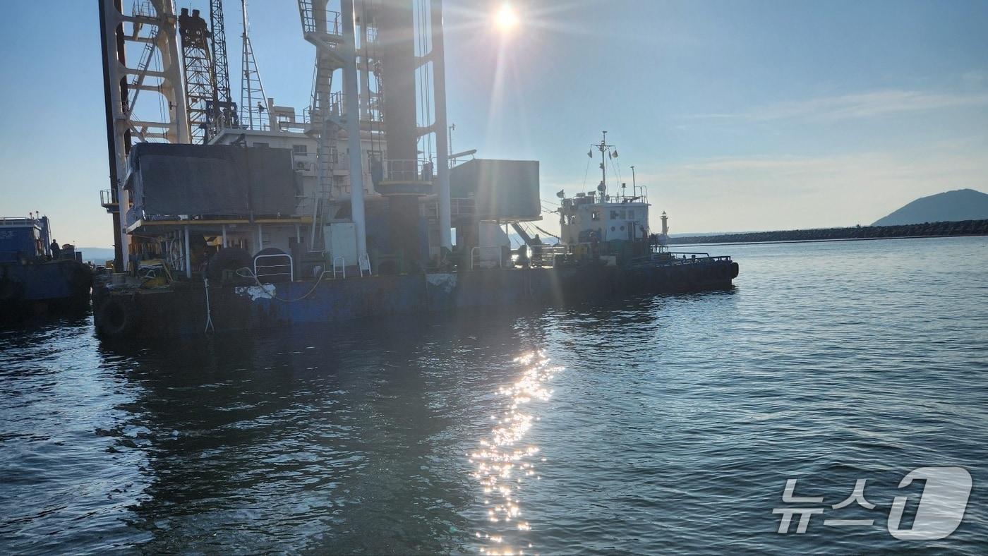 23일 오후 서귀포 성산항 인근에서 작업 중 폭발 사고가 발생한 예인선 A호&#40;46톤&#41;.&#40;제주도소방안전본부 제공. 재판매 및 DB 금지&#41;