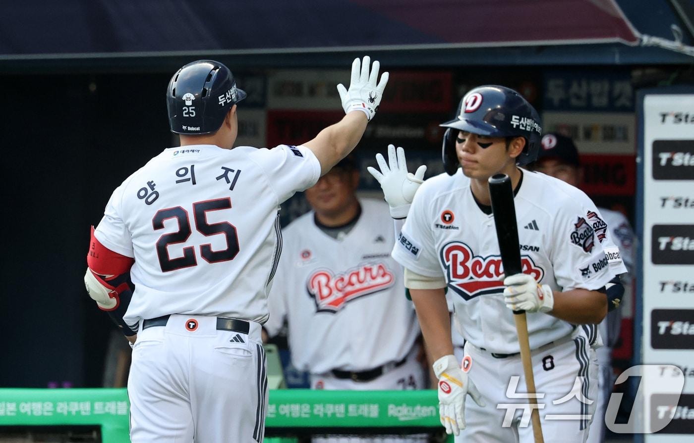 23일 오후 서울 송파구 잠실야구장에서 열린 프로야구 '2025 신한 SOL뱅크 KBO 리그' 두산 베어스와 한화 이글스의 경기에서 1회말 두산 공격 1사 주자 없는 상황 양의지가 솔로 홈런을 치고 더그아웃으로 향하고 있다. 2025.7.23/뉴스1 ⓒ News1 이승배 기자